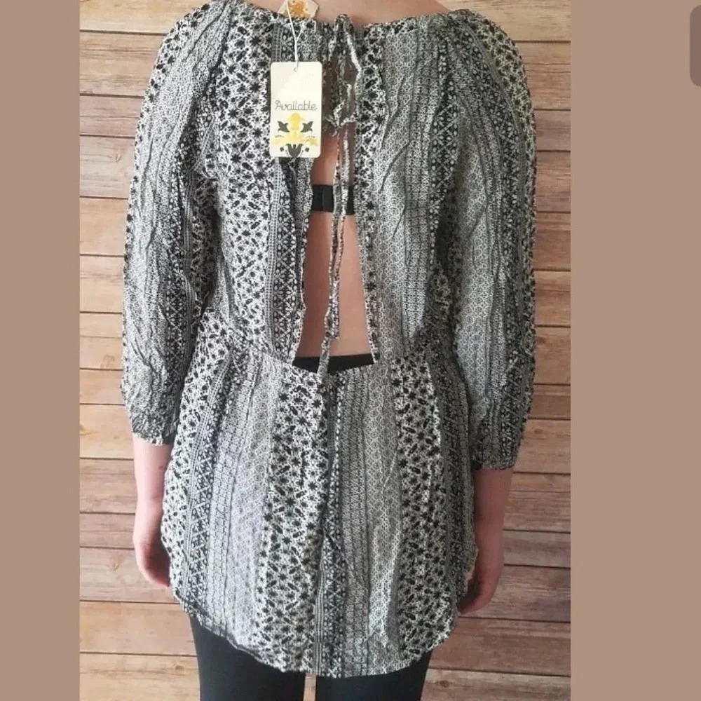 AVAILABLE Top Blouse Size Medium Floral - Picture 5 of 8